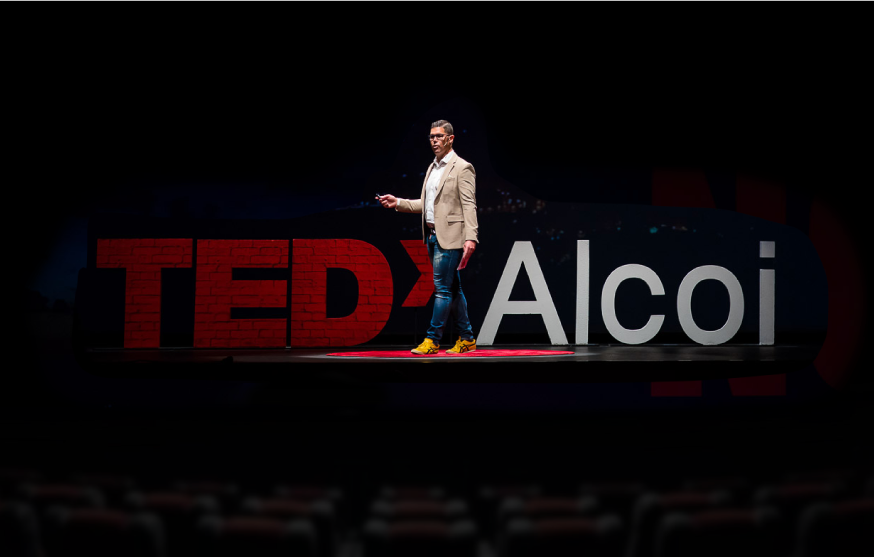 Pablo Ferreirós Bennet dando su conferencia en TEDxAlcoi, Los niños a los que les prohibimos ser niños
